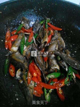 青红椒炒小干鱼的做法步骤：8