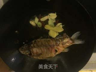 红烧鲫鱼的做法步骤：7