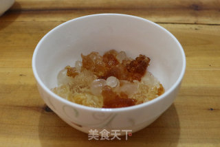 木糖醇桃胶银耳皂角米汤的做法步骤：1
