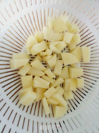 土豆焖饭的做法步骤：1