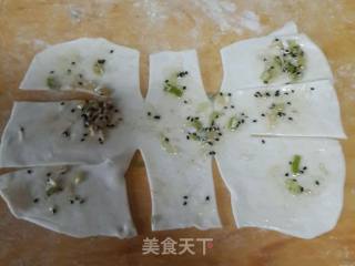 葱油饼的做法步骤：4