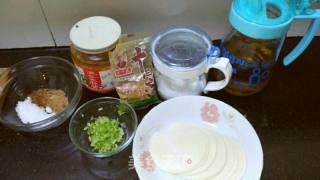 饺子皮的华丽变身-葱油饼&麻酱糖饼的做法步骤：1