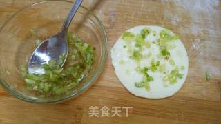 饺子皮的华丽变身-葱油饼&麻酱糖饼的做法步骤：3