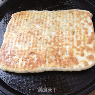 大葱油渣饼的做法步骤：15