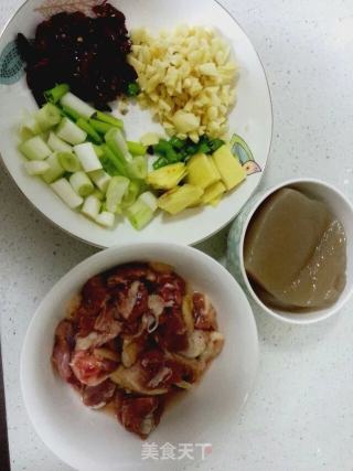 魔芋烧鸭的做法步骤：1