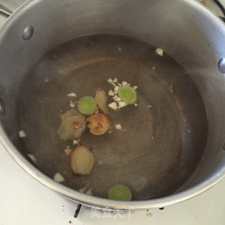 鲜美鱼头冬瓜汤的做法步骤：1