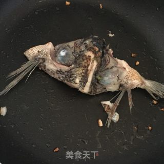 鲜美鱼头冬瓜汤的做法步骤：2