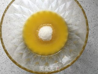 酥脆芝麻蛋卷的做法步骤：2