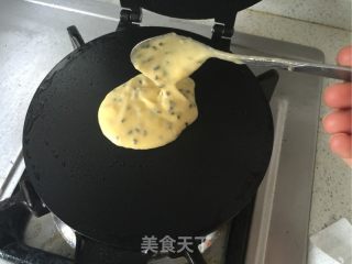 酥脆芝麻蛋卷的做法步骤：6
