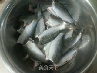 炸小鱼的做法步骤：1