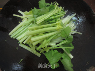 肠子炒芹菜的做法步骤：2
