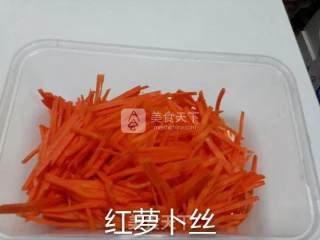 红萝卜土豆丝的做法步骤：3