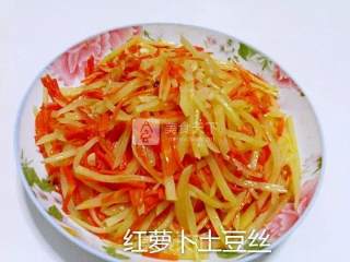 红萝卜土豆丝的做法步骤：13