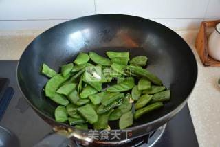 香肠炒扁豆的做法步骤：6