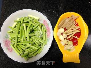 蒜苔泡椒肉丝的做法步骤：2