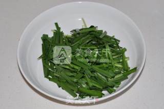 韭菜炒河虾的做法步骤：2