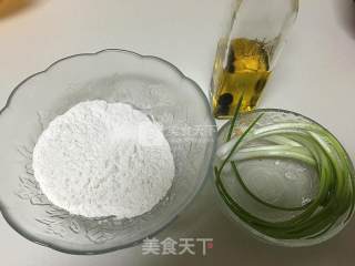 葱油手抓饼的做法步骤：1
