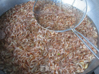 酥炸小河虾卷饼的做法步骤：2