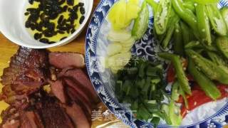 青椒炒腊肉的做法步骤：3
