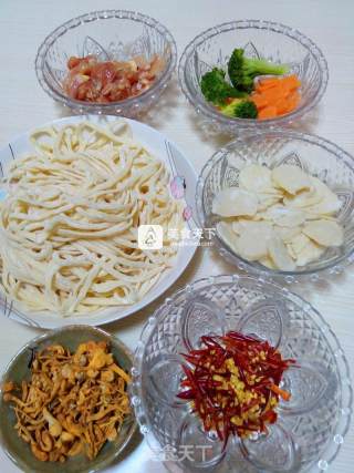 虫草鸡丝鱼丸炒面的做法步骤：1