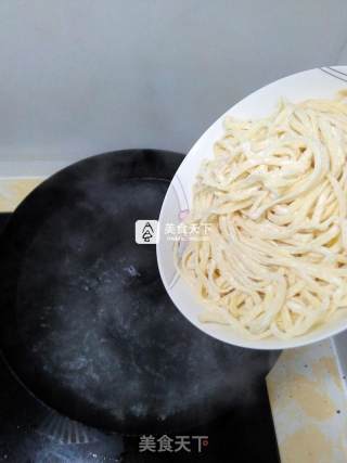 虫草鸡丝鱼丸炒面的做法步骤：3