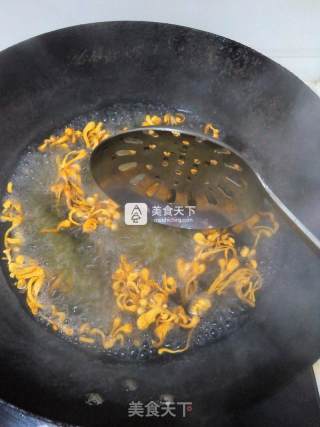 虫草鸡丝鱼丸炒面的做法步骤：4