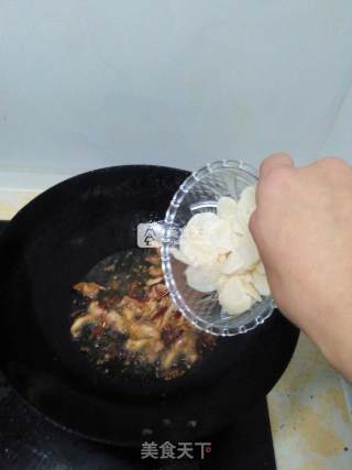 虫草鸡丝鱼丸炒面的做法步骤：8