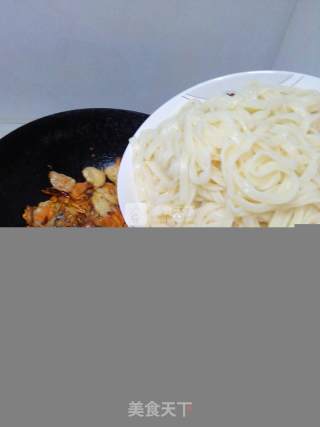 虫草鸡丝鱼丸炒面的做法步骤：11