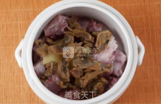 蛏干排骨炖菌菇汤的做法步骤：3