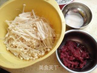 牛肉炒金针菇的做法步骤：1