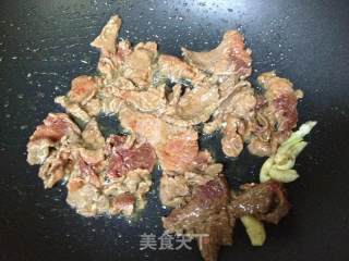 牛肉炒金针菇的做法步骤：2