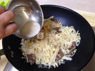 牛肉炒金针菇的做法步骤：3