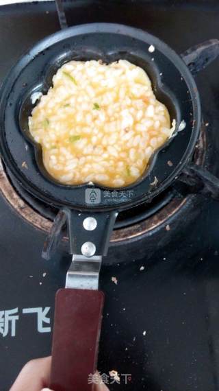 米饭蛋花饼的做法步骤：2