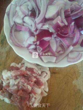 洋葱炒肉的做法步骤：1