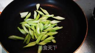 炭烧腰果炒西芹的做法步骤：2