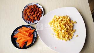 杏仁炒玉米的做法步骤：1
