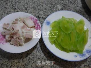 白肉炒莴笋的做法步骤：1