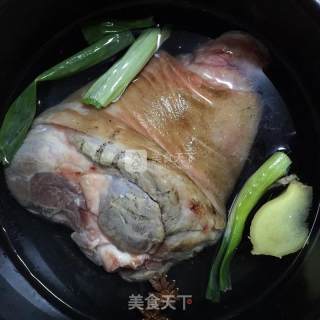 QQ清水肘子的做法步骤：1
