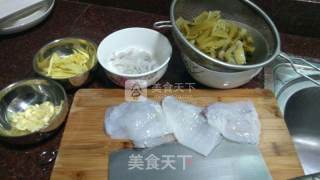 鱿鱼爆炒咸菜的做法步骤：1