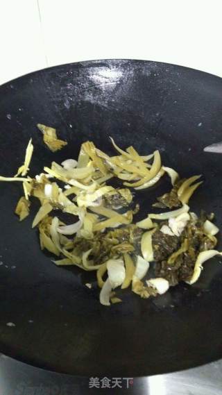 鱿鱼爆炒咸菜的做法步骤：5