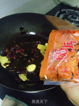 麻辣味的土豆炖鸡翅，很耙糯~的做法步骤：5