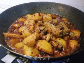 麻辣味的土豆炖鸡翅，很耙糯~的做法步骤：12