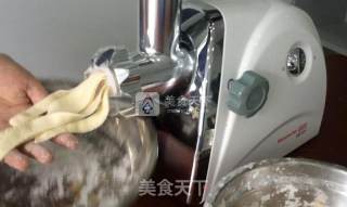 和朋友一起用机器做的面条的做法步骤：2