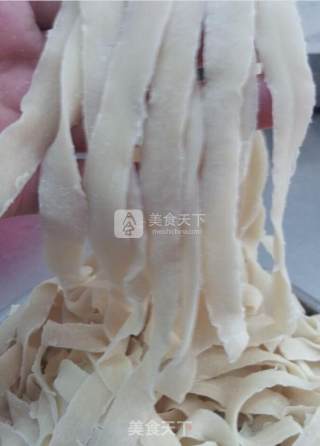 和朋友一起用机器做的面条的做法步骤：3