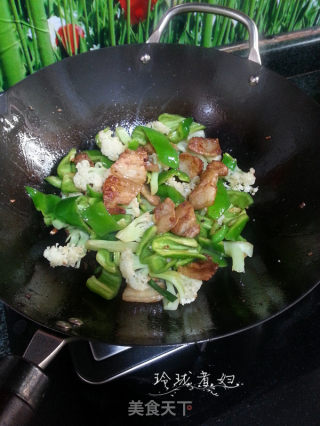 五花肉炒尖椒花菜的做法步骤：5
