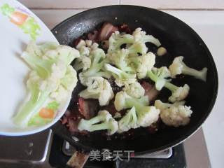 豆豉腊肉煸花菜的做法步骤：5