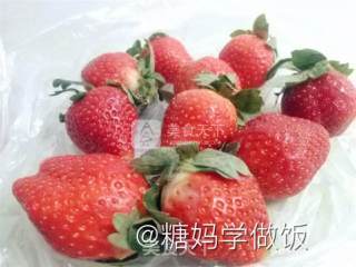草莓小雪人的做法步骤：1