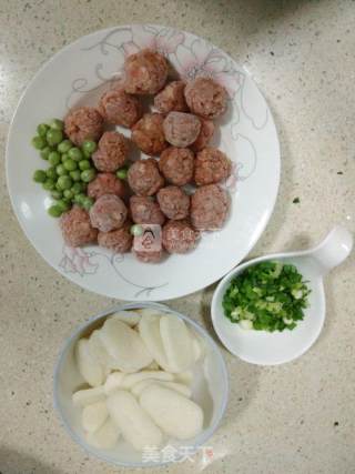 肉丸包菜汤年糕的做法步骤：1