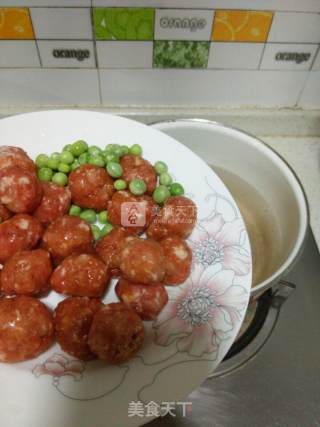 肉丸包菜汤年糕的做法步骤：2