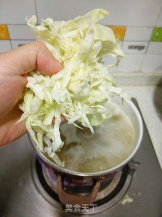肉丸包菜汤年糕的做法步骤：3